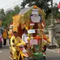 Ribuan masyarakat Kabupaten Rokan Hilir berjejer di sepanjang jalan yang di lalui oleh peserta pawai karnaval sambil memberikan aplus.