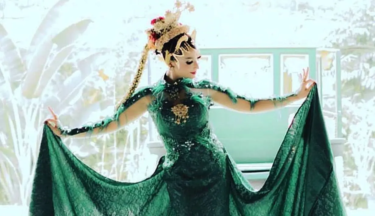 Artis Roro Fitria mengenakan pakaian tradisional berpose saat sesi foto. Roro Fitria ditangkap tim Direktorat Narkoba Polda Metro Jaya, bertepatan di hari valentine 14 Februari 2018 kemarin (Instagram/roro.fitria1989)