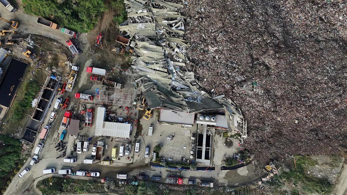 FOTO: Longsor Gunungan Sampah di Cebu, Puluhan Orang Hilang