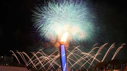 Pesta kembang api yang menjadi latar kaldron api SEA Games menghiasi langit Singapura pada saat Pembukaan SEA Games 2015 di Stadion Nasional Singapura. Jumat (5/6). (Bola.com/Arief Bagus)