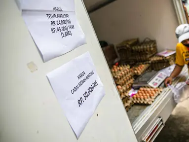 Petugas melayani pembeli saat Gelar Pangan Murah (GPM) di Pasar Cipete, Jakarta, Selasa (29/12/2020). Gelar Pangan Murah (GPM) tersebut dilaksanakan oleh Kementerian Pertanian bekerja sama dengan Dinas Ketahanan Pangan, Kelautan dan Perikanan (DKPKP) DKI Jakarta. (Liputan6.com/Faizal Fanani)
