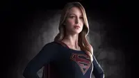 Melissa Benoist dalam kostum Supergirl nya.