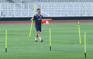 Pelatih Timnas Indonesia, John Herdman memimpin sesi latihan di Stadion Madya, Gelora Bung Karno, Jakarta, Selasa (24/3/2026). (Bola.com/M. Iqbal Ichsan)