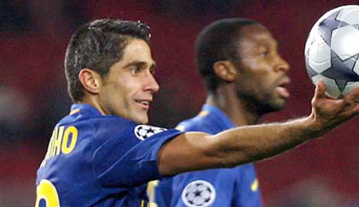Bek Barcelona, Sylvinho merayakan gol di ajang Liga Champions menghadapi Shakhtar Donetsk di Nou Camp, Barcelona, 9 Desember 2008. AFP PHOTO/JOSEP LAGO