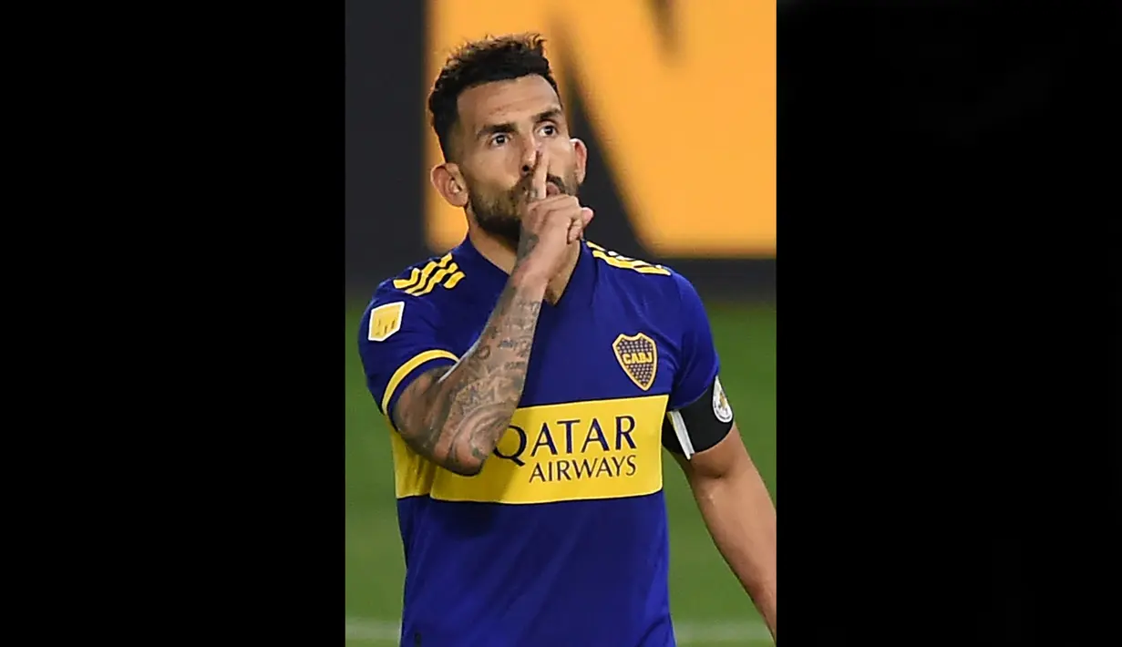 Carlos Tevez mengakhiri kiprahnya sebagai pemain sepak bola pada tahun ini. Dia memutuskan pensiun di usia 38 tahun setelah kurang lebih dua dekade berkarier di lapangan hijau. Tevez pernah malang melintang bersama beberapa klub Eropa seperti West Ham, Manchester United, Manchester City, dan Juventus. Terakhir, Tevez membela Boca Juniors. (AFP/Pool/Marcelo Endelli)