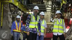 Presiden Jokowi (kanan) didampingi Gubernur DKI Basuki Tjahaja Purnama dan Dirut MRT Jakarta Dono Boestami (tengah) meninjau pembangunan Mass Rapid Transit (MRT) titik lokasi Patung Pemuda, Senayan, Jakarta, Kamis (8/10). (Liputan6.com/Faizal Fanani)