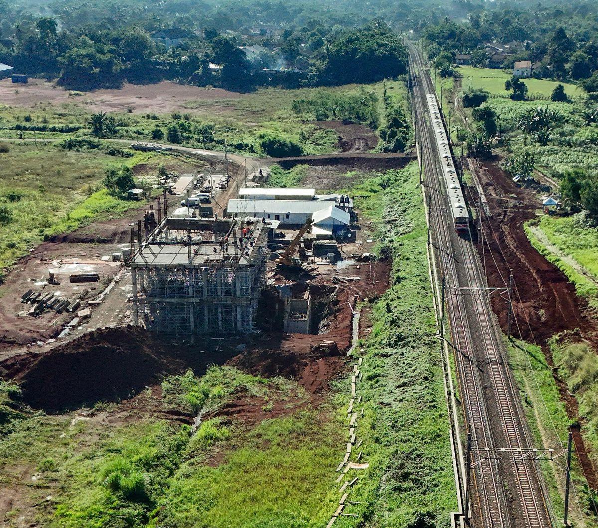 Sebuah kereta rel listrik (KRL) melintas di dekat proyek pembangunan Stasiun Jatake, Pagedangan, Kabupaten Tangerang, Banten, Selasa (9/7/2024).&nbsp;PT Kereta Api Indonesia bekerja sama dengan PT Sinar Mas Land membangun stasiun kereta api di KM 37+045 R