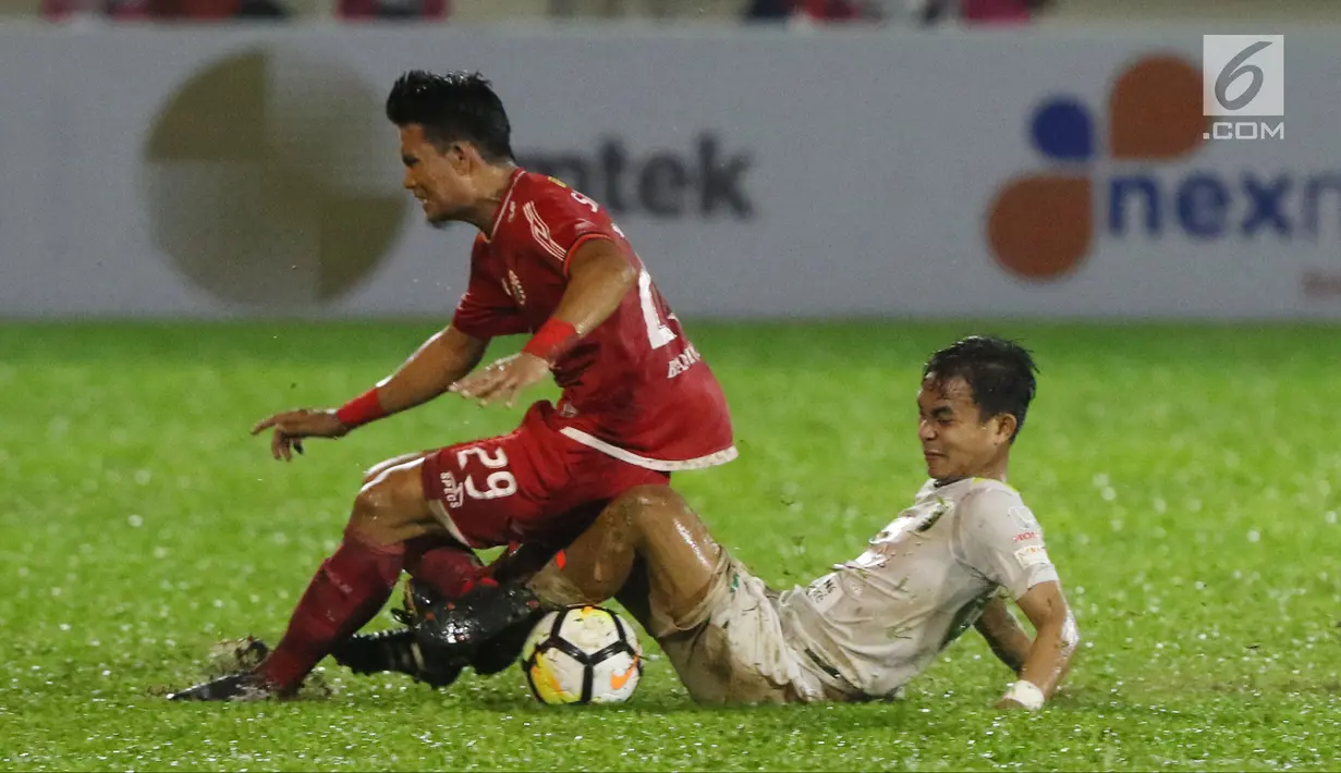 Gelandang Persija, Sandi Sute (kiri) berebut bola dengan pemain Persebaya pada lanjutan Go-Jek Liga 1 Indonesia 2018 bersama Bukalapak di Lapangan PTIK, Jakarta, Selasa (26/6). (Liputan6.com/Helmi Fithriansyah)