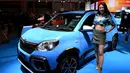 Model berpose di samping mobil Daihatsu Boon Active saat pameran Tokyo Auto Salon di Makuhari Messe, Chiba, Jepang (12/1). Pameran mobil custom ini merupakan pameran terbesar yang digelar setiap tahun. (AFP Photo/Toshifumi Kitamura)