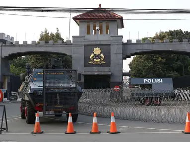 Kendaraan lapis baja terparkir di depan pintu gerbang Mako Brimob Kelapa Dua, Depok, Jawa Barat, Rabu (9/5). Kerusuhan napi teroris yang terjadi di Mako Brimob menyebabkan penjagaan di kawasan tersebut terus diperketat. (Liputan6.com/Immanuel Antonius)