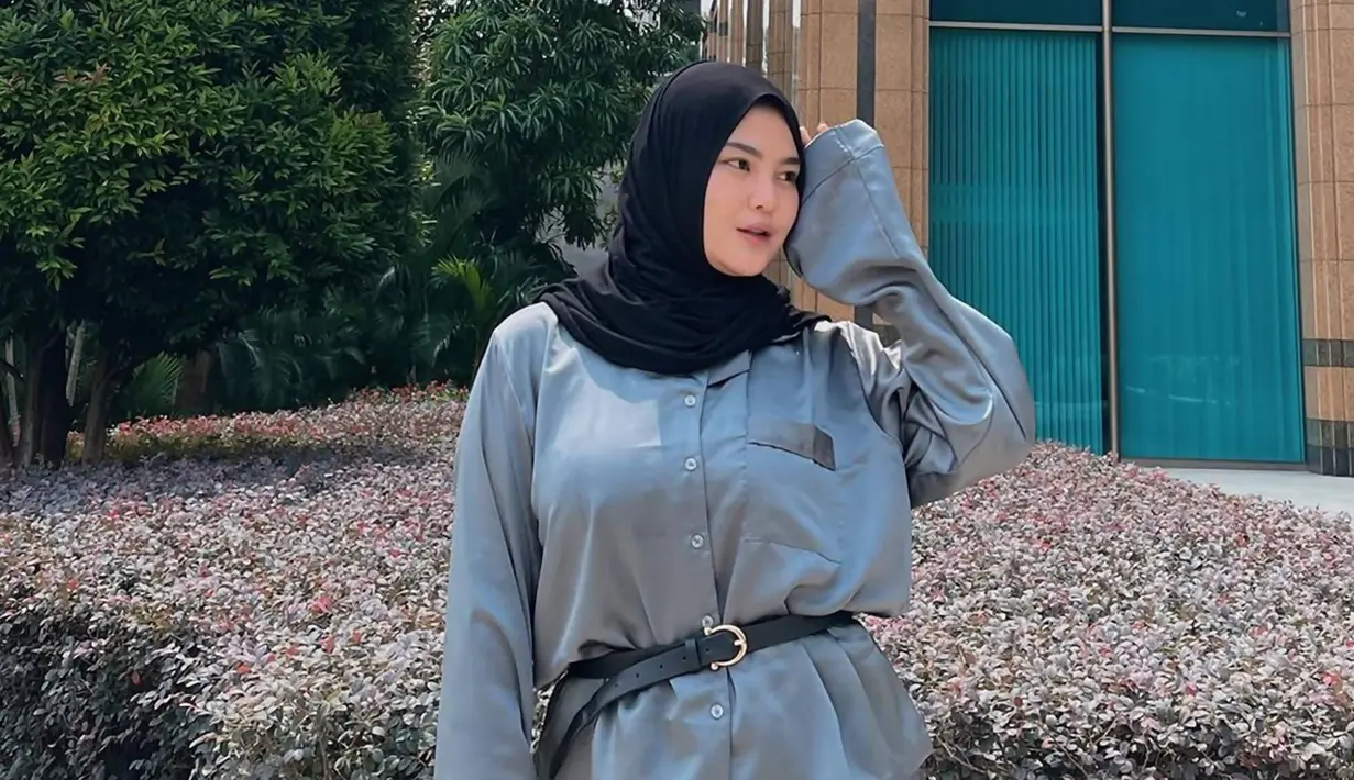 Saat ia kenakan hijab, ada pula yang menyebutnya pencitraan. Namun ia pun bantah bahwa ia hanya pencitraan saja. Ia sekarang belajar pakai hijab setiap hari dan membenahi perilakunya, seperti yang ia sebutkan dalam Instagram Storynya. (Liputan6.com/IG/@rosameldianti29)