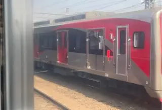 Perjalanan Commuter Line Bogor menuju Jakarta mengalami gangguan akibat kendala operasional di Stasiun Jakarta Kota, hari ini, Jumat (4/9/2026). (Tangkapan layar dari akun Threads @azharfwzyyh).