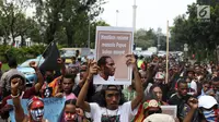 Mahasiswa Papua yang tergabung dalam Aliansi Mahasiswa Anti Rasisme, Kapitalisme, Kolonialisme, dan Militerisme berunjuk rasa di depan Istana Merdeka, Jakarta, Rabu (28/8/2019). Mahasiswa berkali-kali berteriak Papua Merdeka dan menyanyikan lagu Bintang Kejora. (Liputan6.com/Angga Yuniar)