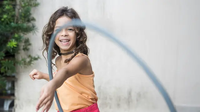 Mengajak anak pertama membantu merawat adik bayi bisa menjadi cara yang efektif untuk mengajarkan tanggung jawab.