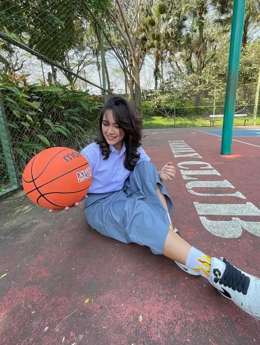 Pedangdut yang kini sedang naik daun, Happy Asmara pernah unggah foto memakai seragam SMA. Happy dengan memegang bola basket ini terlihat sangat menawan. Tak heran, foto Happy Asmara pakai seragam SMA ini banjir pujian. (Liputan6.com/IG/happy_asmara77)