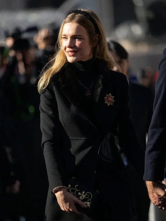 Pemakaman Valentino Garavani Dihadiri Selebriti dan Penggiat Fashion, Anne Hathaway hingga Anna Wintour Tampil Serba Hitam