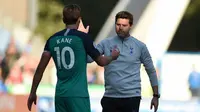 Harry Kane dan Mauricio Pochettino setelah laga Tottenham Hotspur kontra  Huddersfield Town (29/9/2018). (AFP/Oli Scarff)