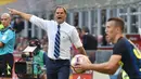 Gaya Frank De Boer memberikan instruksi kepada anak buahnya saat melawan Bologna  pada lanjutan Serie A Italia di Stadion Giuseppe Meazza, Milan, (25/9/2016). (AFP/ Giuseppe Cacace)