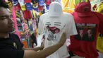 Penjual merapikan kaos bergambar pasangan calon presiden dan calon wakil presiden (capres dan cawapres) untuk Pilpres 2024 di kawasan Pasar Senen Jaya, Jakarta, Selasa (24/10/2023). (Liputan6.com/Faizal Fanani)