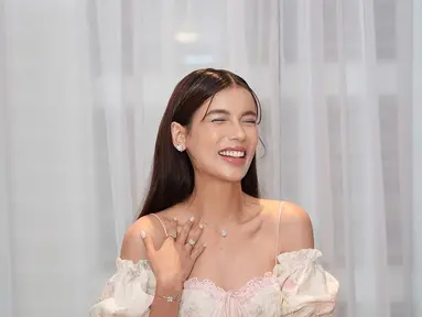 Dalam perayaan tersebut, Sabrina mengenakan gaun dengan motif bunga berwarna pastel yang lembut, dilengkapi dengan aksen renda pink. Gaun ini menonjolkan sisi feminin dan elegan dari Sabrina yang semakin terlihat memesona. (Liputan6.com/IG/@sabrinachairunnisa_)