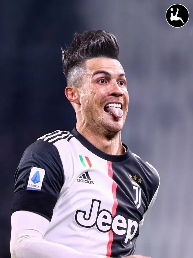 Foto Editan Pesepak Bola dengan Gaya Rambut Mohawk
