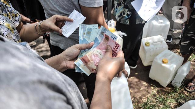 FOTO: Warga Antre Beli Minyak Goreng Curah di Pasar Senen