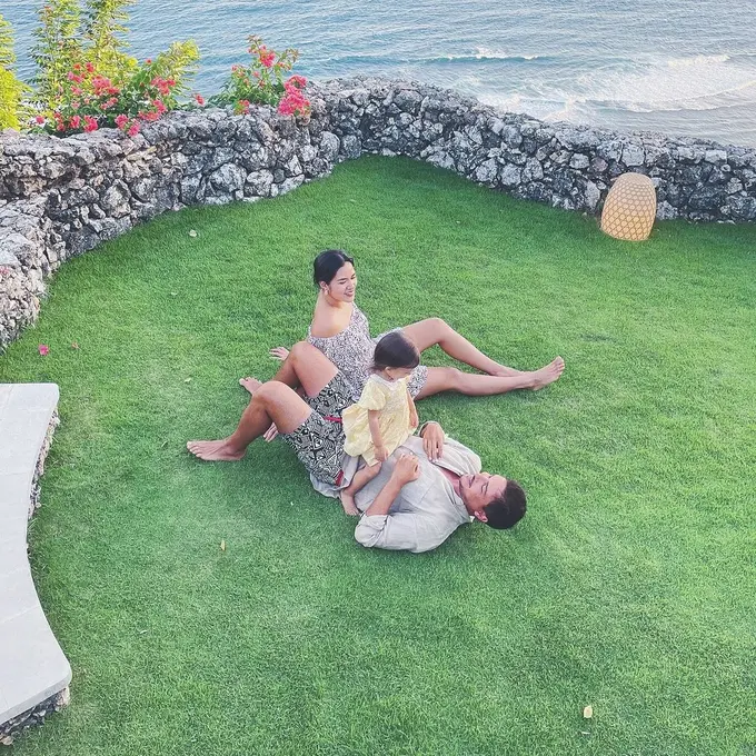 Hamish Daud dan Raisa bersama buah hati (Instagram/hamishdw)