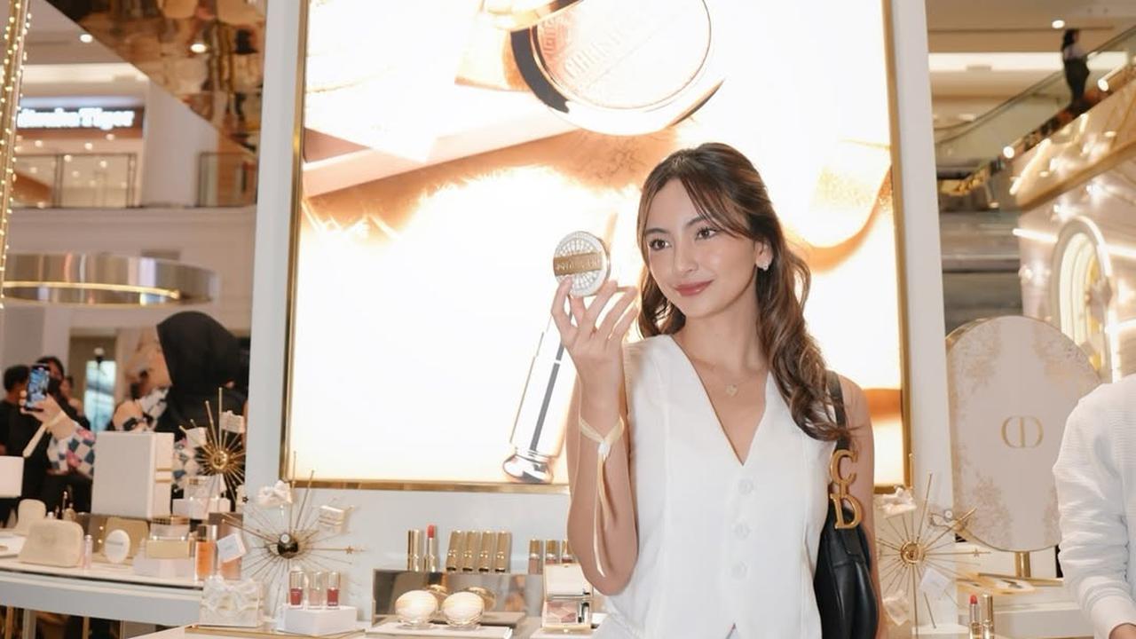 Potret Valerie Tifanka Kenakan Busana Putih di Event Dior, Dipuji Cantik Tak Habis-Habis