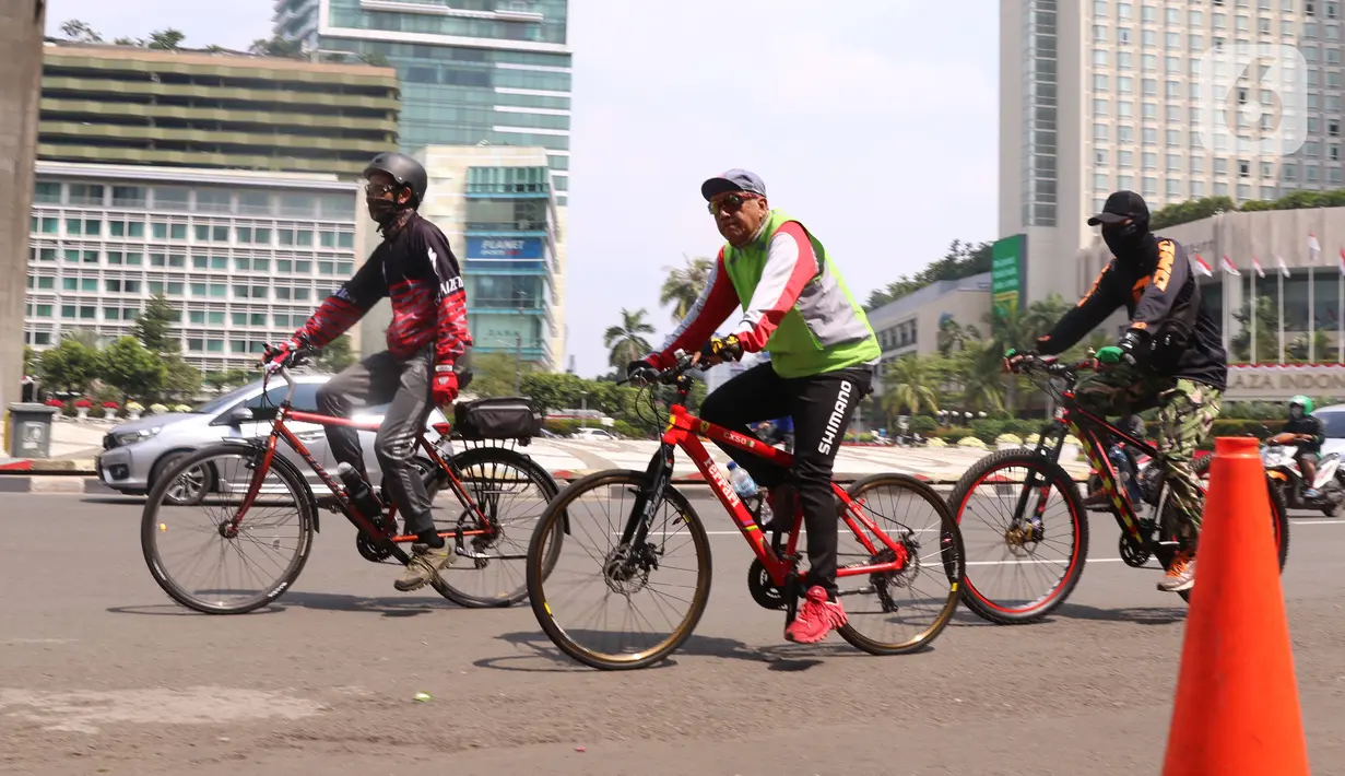 Pesepeda melintasi kawasan Bundaran HI, Jakarta, Minggu (16/8/2020). Dinas Perhubungan DKI Jakarta memastikan 32 kawasan khusus pesepeda (KKP) di lima wilayah kota administrasi di Ibu Kota ditiadakan mulai hari ini. (Liputan6.com/Angga Yuniar)
