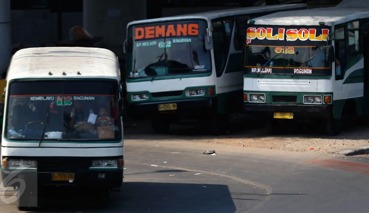 Bus Kopaja 612 jurusan Kampung Melayu-Ragunan menunggu penumpang di terminal Kampung Melayu, Jakarta, Rabu (7/10). Pemprov DKI berencana secara bertahap akan menghapus angkutan umum bus berukuran sedang di Ibukota. (Liputan6.com/Yoppy Renato)