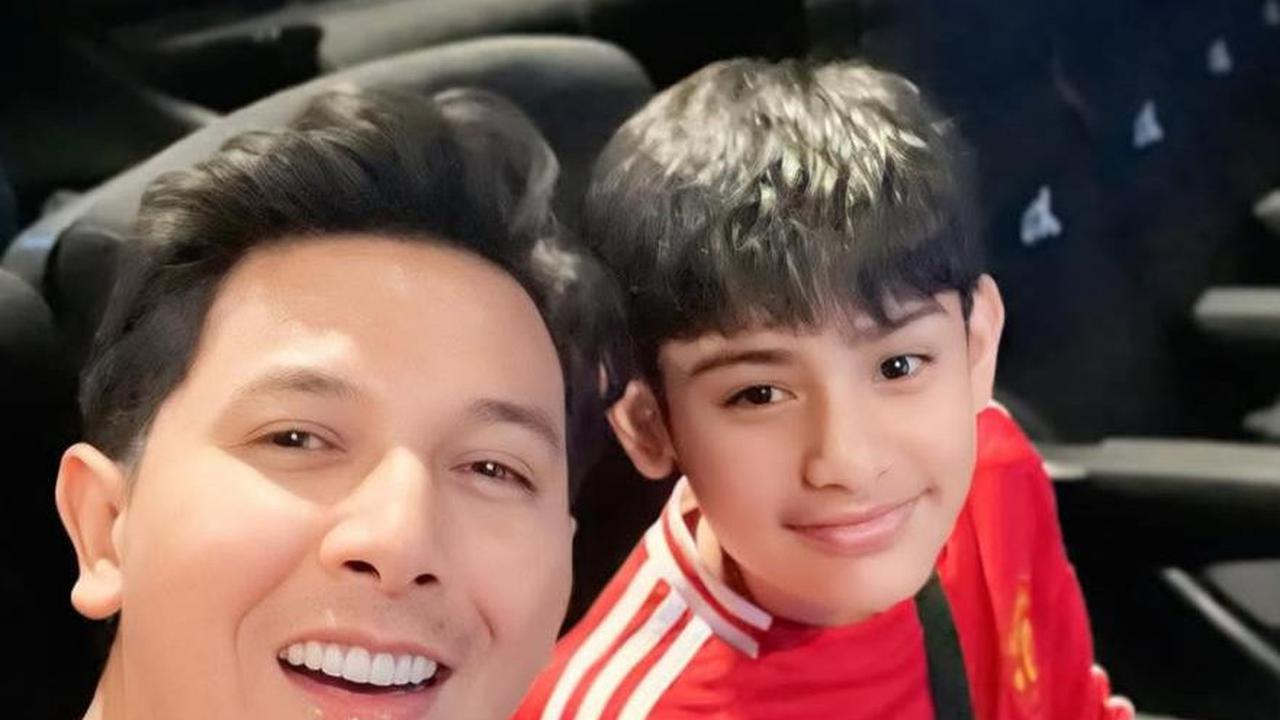 5 Potret Kebersamaan Sonny Septian Ajak Faaz Quality Time Sepulang Sekolah, Kompak Pakai Jersey Manchester United