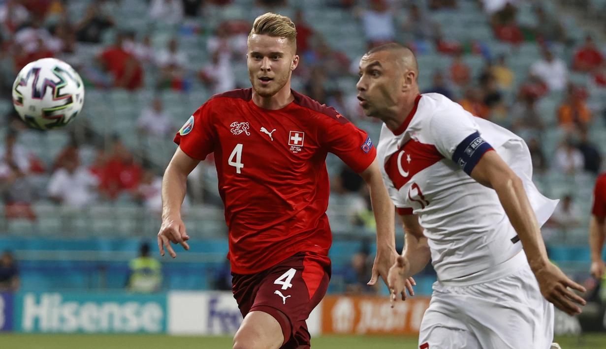 Awal babak kedua Turki memperoleh peluang lewat sundulan striker Burak Yilmaz memanfaatkan umpan Cengiz Under. Sundulannya masih melambung di atas mistar gawang Swiss. (Foto: AP/Pool/Valentyn Ogirenko)