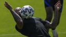 Penyerang timnas Belanda, Memphis Depay mengontrol bola selama latihan tim di Zeist, Rabu (16/6/2021). Belanda akan berhadapan dengan Austria di matchday ke-2 Grup C Euro 2020 pada Jumat (18/6/2021) dinihari. (AP Photo/Peter Dejong)