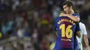 Pemain Barcelona, Sergi Roberto (kanan) dan rekannya Gerard Deulofeu merayakan gol ke gawang Real Betis pada lanjutan La Liga di Camp Nou stadium,  (20/8/2017). Barcelona menang 2-0. (AFP/Josep Lago)
