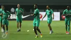Pemain bintang baru Madura United, Boubacar Sanogo (keempat kiri) saat berlatih jelang laga melawan Persija di Stadion Patriot Candrabhaga, Bekasi, Rabu (3/5). Madura United akan melawan Persija, Kamis (4/5). (Liputan6.com/Helmi Fithriansyah)