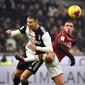 Pemain Juventus Cristiano Ronaldo (kiri) berebut bola dengan pemain AC Milan Ismael Bennacer pada pertandingan Coppa Italia di Stadion San Siro, Milan, Italia, Kamis (13/2/2020). Pertandingan berakhir 1-1. (Massimo Paolone/LaPresse via AP)