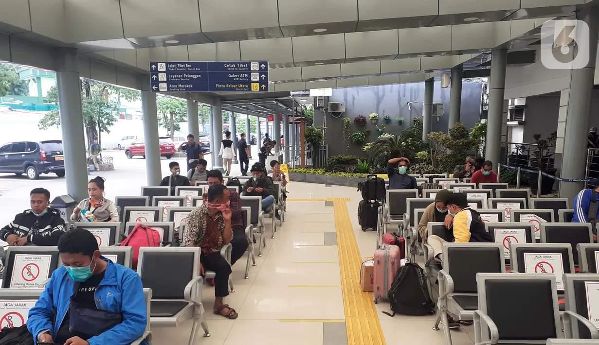 Calon penumpang KA duduk di ruang tunggu keberangkatan Stasiun Pasar Senen, Jakarta, Jumat (27/3/2020). PT Kereta Api Indonesia (Persero) membatalkan sejumlah jadwal perjalanan menyusul meluasnya penyebaran virus corona, pembatalan itu dilakukan mulai 26 Maret 2020. (Liputan6.com/Helmi Fithriansyah)