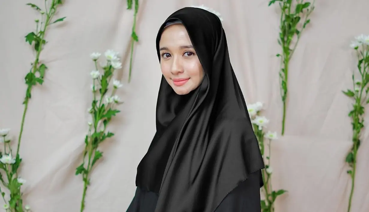 Penampilan kasual Laudya Cynthia Bella dengan busana hitam berhasil curi perhatian. Pasalnya mantan istri Engku Emran ini terlihat lebih anggun dengan mengenakan busana hitam yang sederhana.(Liputan6.com/IG/@laudyacynthiabella)