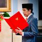 Presiden Joko Widodo (kanan) melantik enam baru menteri Kabinet Indonesia Maju di Istana Negara, Jakarta, Rabu (23/12/2020). Pelantikan tetap menerapkan protokol kesehatan. (Foto: Muchlis Jr - Biro Pers Sekretariat Presiden)