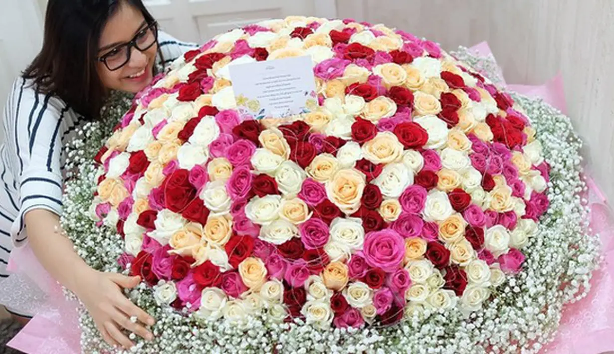 "Aku terbangun dengan kaget dan terkejut melihat benda ini di depan kamar kami. Terima kasih, suamiku untuk buket super besar ini untuk ulang tahun pernikahan pertama kita," tulis Chelsea Olivia dalam akun Instagram 2 Oktober.  (Instagram/chelseaoliviaa)