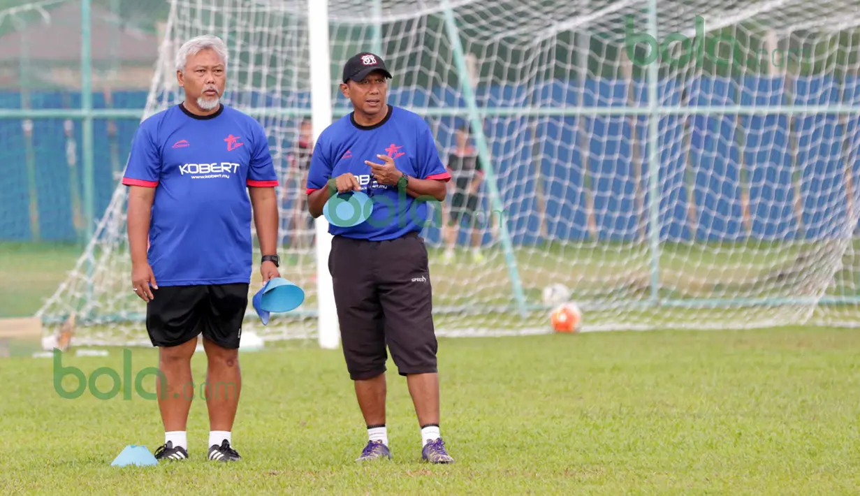 Pelatih Rahmad Darmawan saat berkoordinasi dengan asisten pelatih Satia Bagdja pada latihan T-Team di Lapangan Gong Badak, Kuala Terengganu, Malaysia, Selasa (26/01/2016). (Bola.com/Nicklas Hanoatubun)