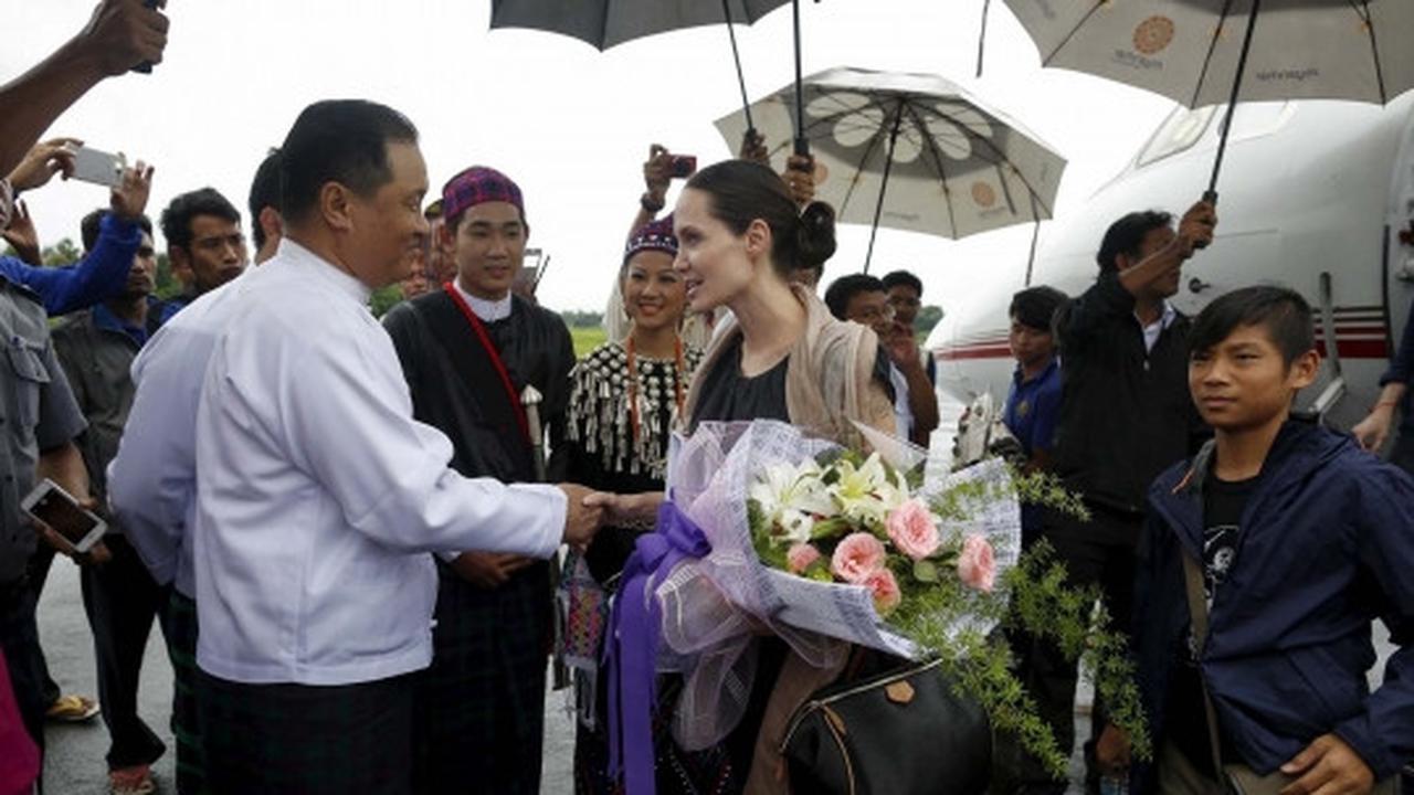 Senyum Angelina Jolie sapa pengungsi etnis Kachin di Myanmar
