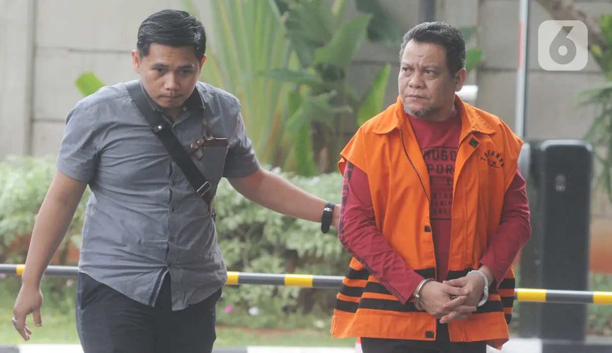 Mantan Kepala Dinas PUPR Kota Medan Isa Ansyari tiba untuk menjalani pemeriksaan di gedung KPK, Jakarta, Rabu (4/12/2019). Isa Ansyari diperiksa sebagai tersangka terkait dalam kasus dugaan suap proyek dan jabatan oleh Wali Kota Medan 2016-2021, Dzulmi Eldin. (merdeka.com/Dwi Narwoko)