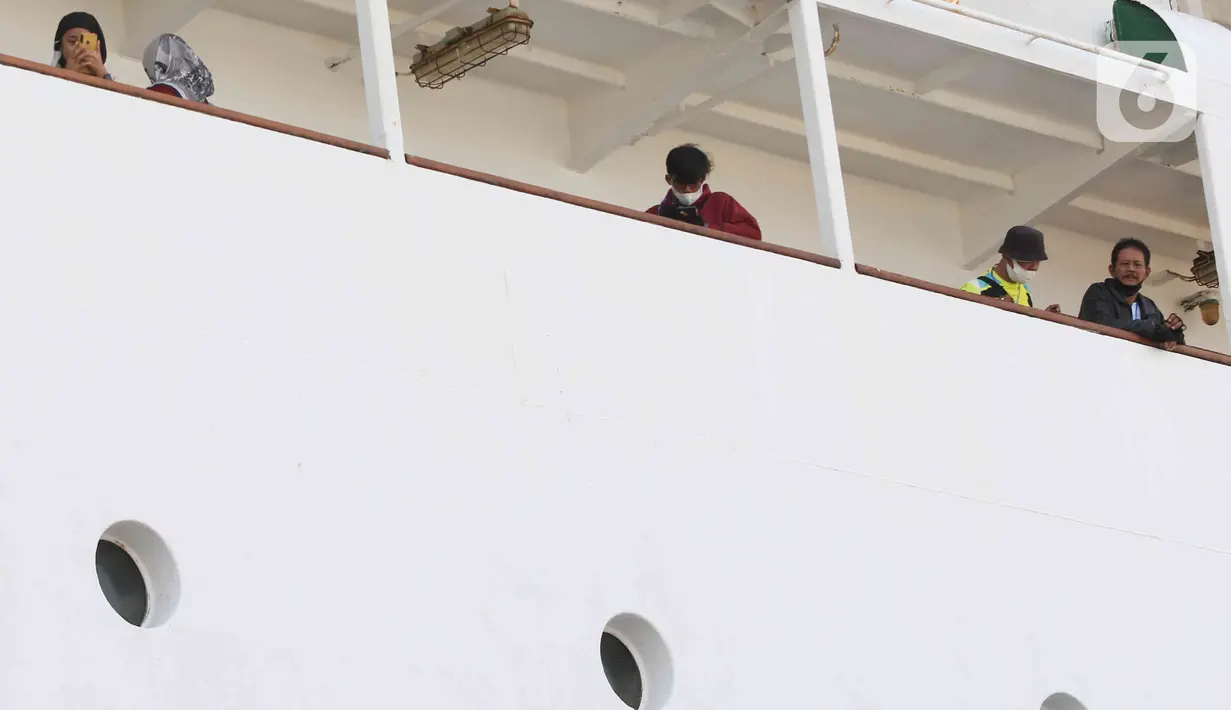 <p>Pemudik menaiki Kapal KM Dobonsolo tujuan Semarang di Pelabuhan Indonesia 2, Tanjung Priok, Jakarta Utara, Selasa, (26/42022). PT Pelayaran Nasional Indonesia (Persero) memprediksi penumpang kapal pada musim mudik 2022 ini bisa menembus 417.676 orang selama periode H-15 hingga H+15 Lebaran. (Liputan6.com/Herman Zakharia)</p>