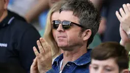 Mantan personil band Oasis, Noel Gallagher, tampak serius saat menyaksikan langsung pertandingan antara Manchester City vs Fulham pada laga pekan ke-37 Premier League di Craven Cottage , Sabtu (11/5/2024). City kini mengemas nilai 85 dari 36 laga, unggul dua poin dari Arsenal di posisi kedua. (AP Photo/Kirsty Wigglesworth)