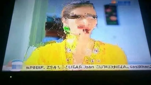 6 Momen Kocak Nonton Sinetron di TV Rusak Ini Bikin Tepuk Jidat