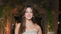 Outfit Kondangan Nia Ramadhani dengan Bahu Terbuka, Anggun Maksimal