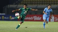 Penyerang Persebaya, Samsul Arif, ketika melawan Persela pada matchday keempat Grup C Piala Menpora di Stadion Si Jalak Harupat, Kabupaten Bandung, Sabtu (3/4/2021). (Bola.com/ Iqbal Ichsan).
