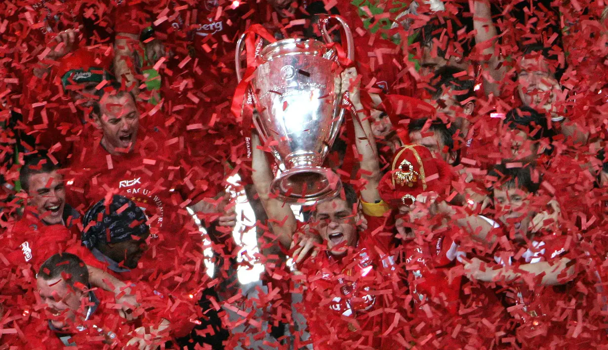 Steven Gerrard merupakan legenda Liverpool. Ia diketahui telah mengabdi Anfield selama 17 tahun. Momen terbaik Gerrard dengan The Reds adalah memenangkan Liga Champions di Istanbul. Tertinggal 0-3 di babak pertama melawan AC Milan, sang kapten sukses mencetak gol dan kemudian memenangkan pertandingan melalui penalti. (AFP/Francois Marit)