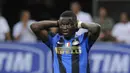 Sulley Muntari ditarik keluar oleh Mourinho di akhir babak pertama pada laga melawan Bari. Sang pelatih beralasan Muntari kekurangan energi karena menjalani puasa. (AFP/Damien Meyer)